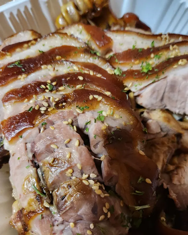 윤기가 흐르고 깨가 뿌려진 족발 단면