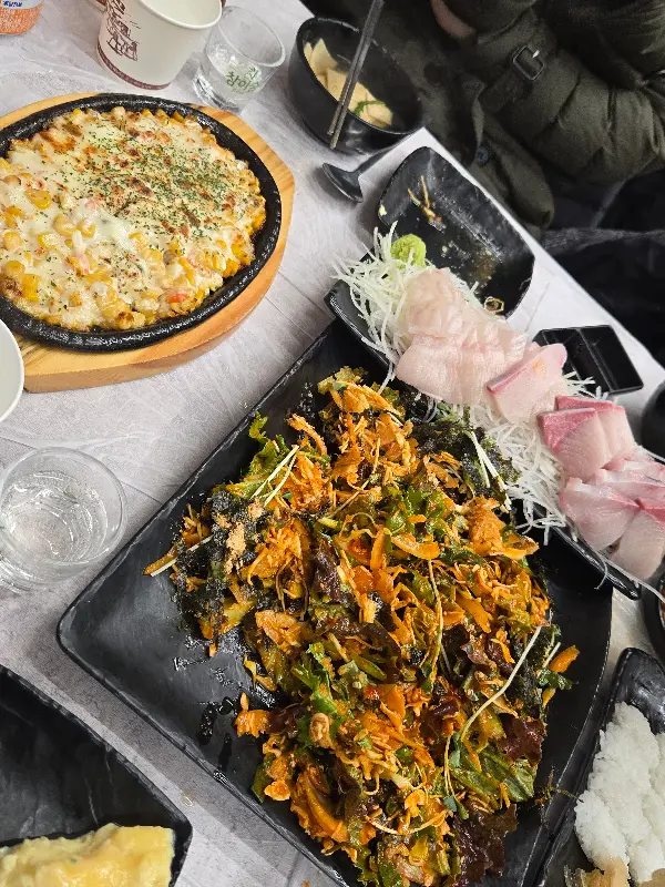 한상 가득 차려진 스페셜 메뉴