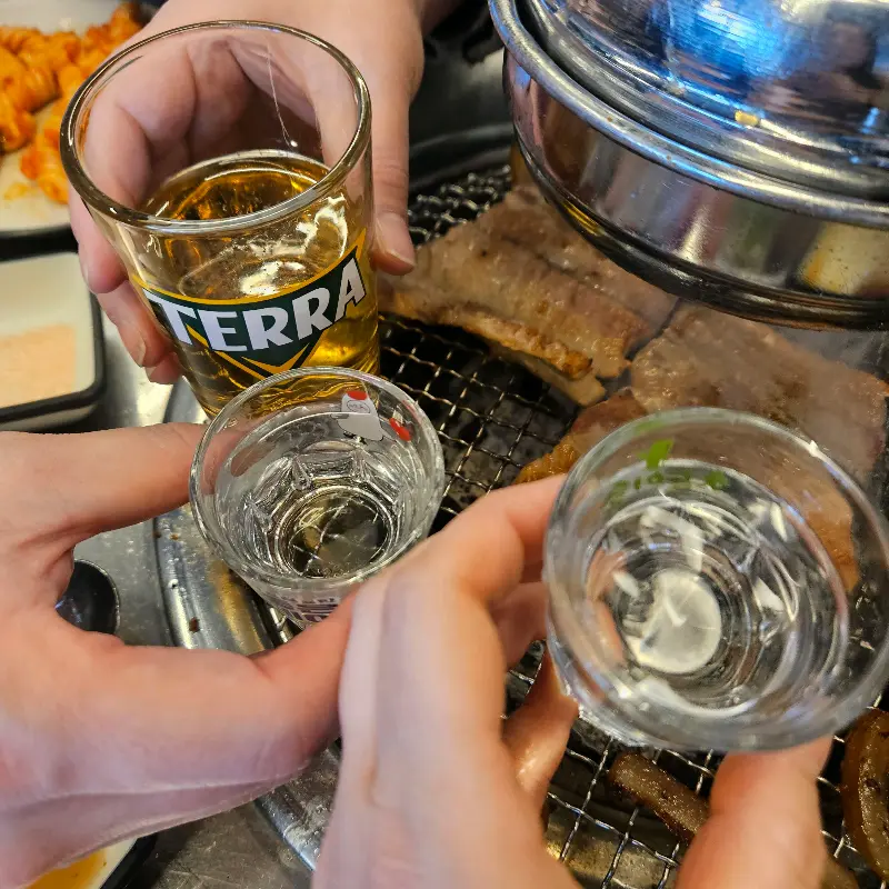 술잔을 기울이는 모습