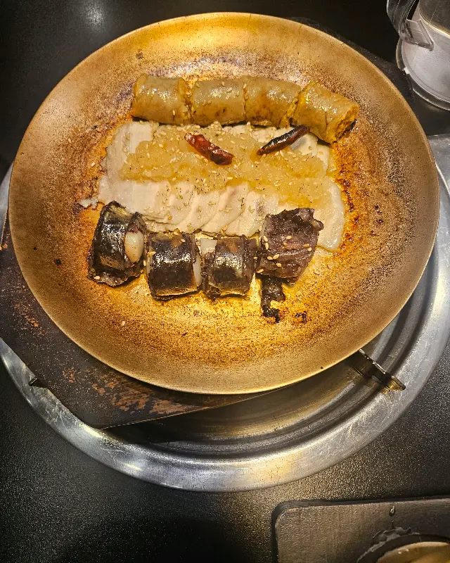 수육과 순대가 함께 담겨져 있는 모습