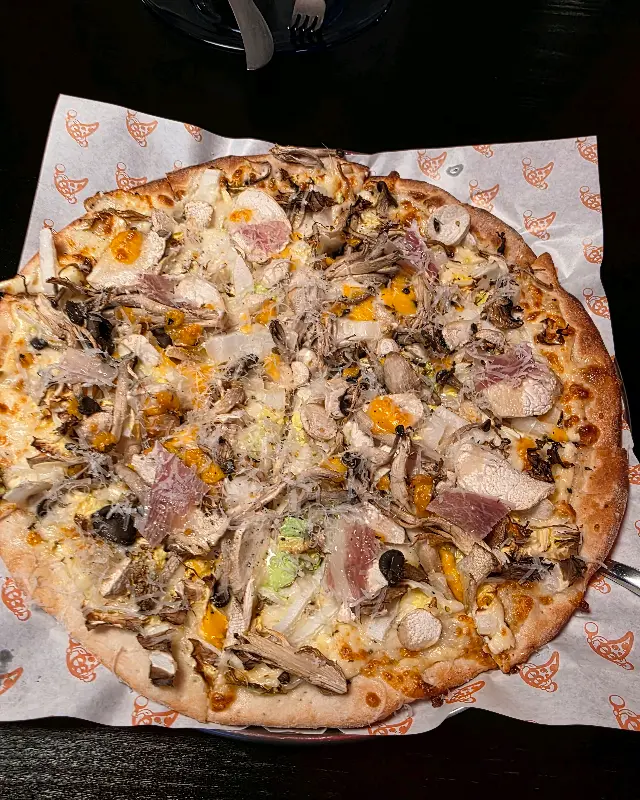 푸짐한 토핑이 인상적인 피자