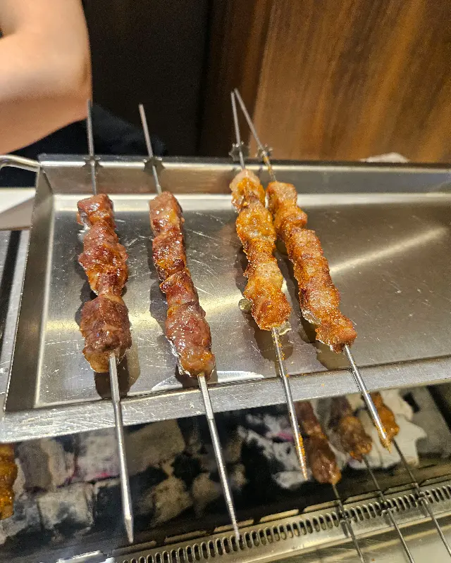 숯불에 구워지는 양꼬치