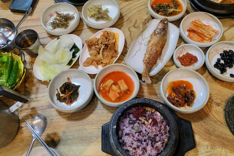 푸짐한 영양돌솥밥 한 상 차림