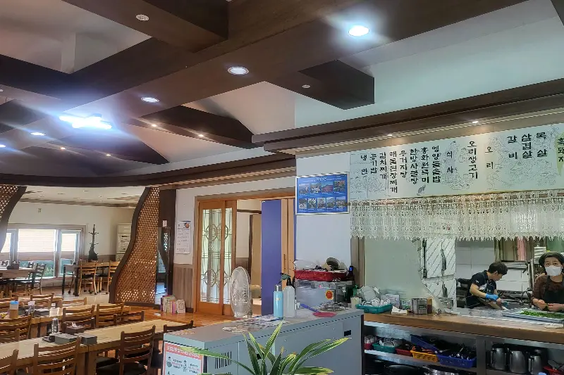 넓고 깔끔한 홍화원 내부