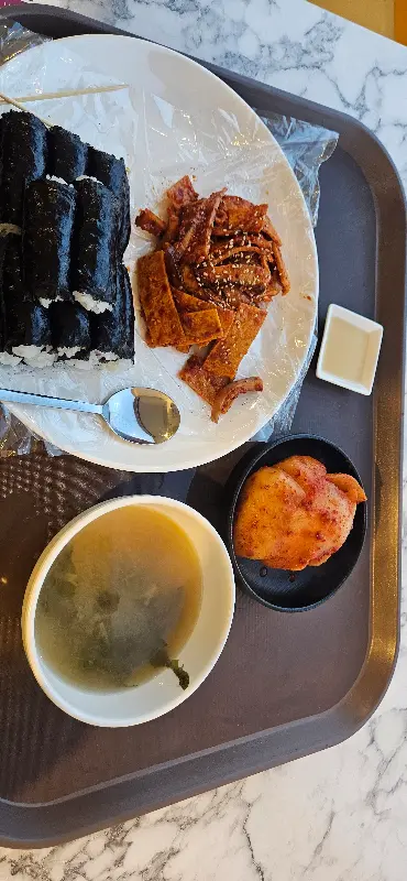 푸짐한 충무김밥 한상차림