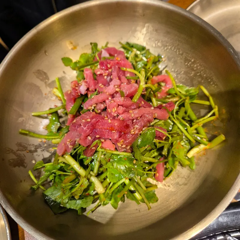 신선한 미나리 육회