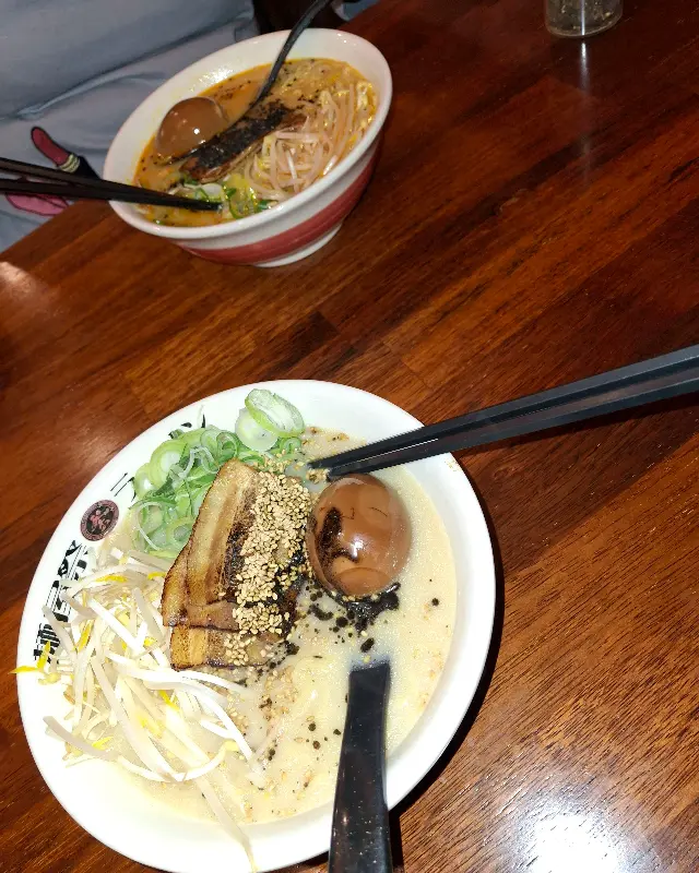 테이블에 놓인 라멘