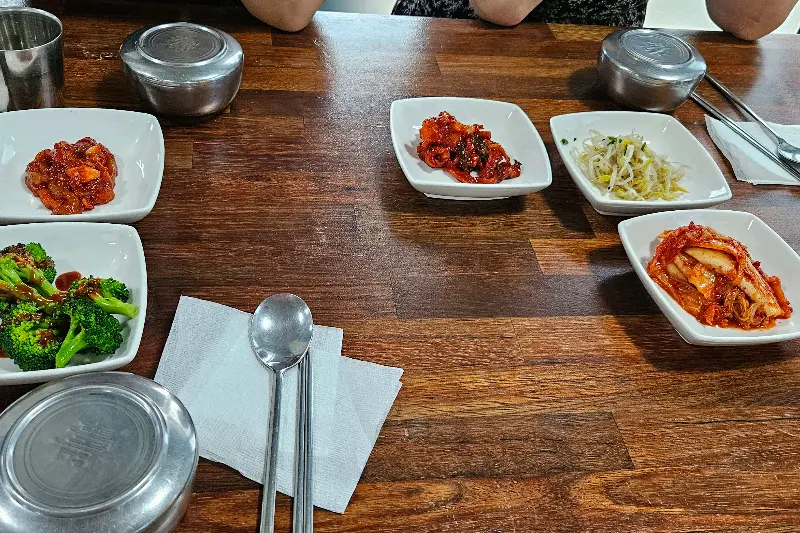 정갈하게 차려진 밑반찬