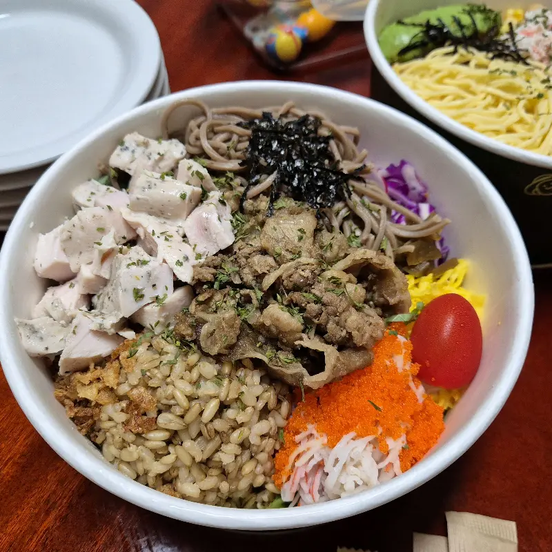 고기 토핑이 올라간 포케