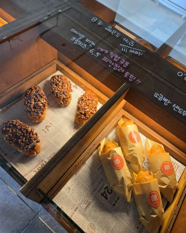 다양한 빵 종류가 진열된 쇼케이스