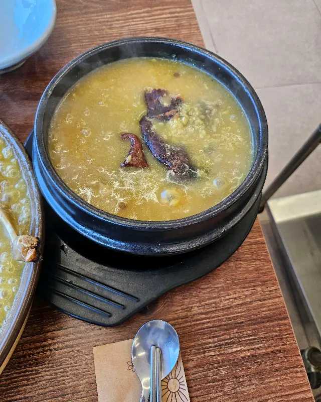 돌솥에 담긴 누룽지 백숙