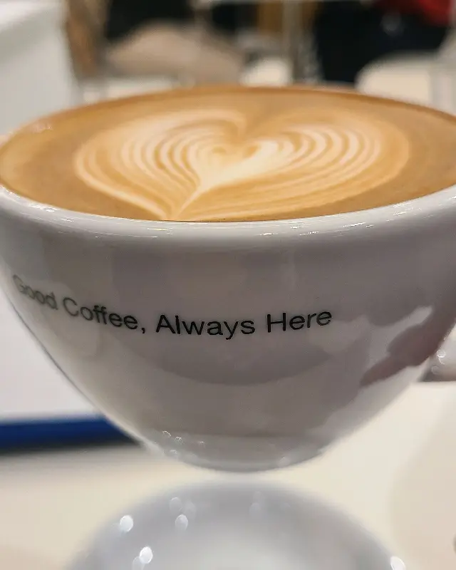 아름다운 라떼 아트가 인상적인 히어 라떼