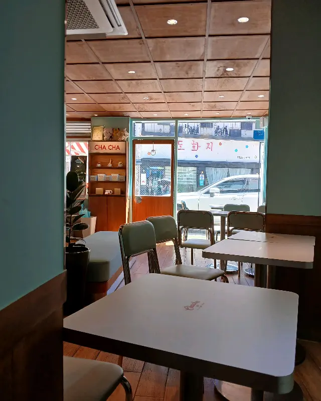 차차커피코 내부 테이블