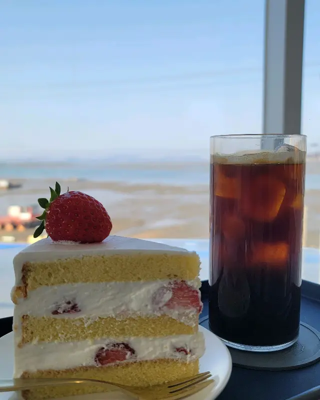 딸기 케이크와 아메리카노