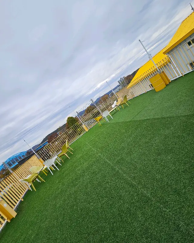 캠핑 분위기가 나는 야외 정원