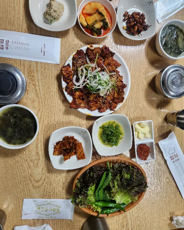 흑돼지 석쇠구이와 푸짐한 밑반찬 한 상 차림