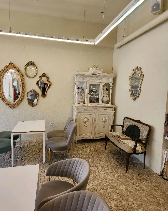 앤틱 가구와 거울로 장식된 카페 내부