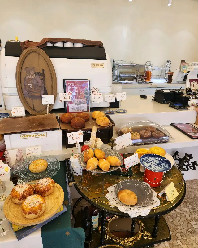 다양한 베이글과 디저트가 놓여있는 테이블