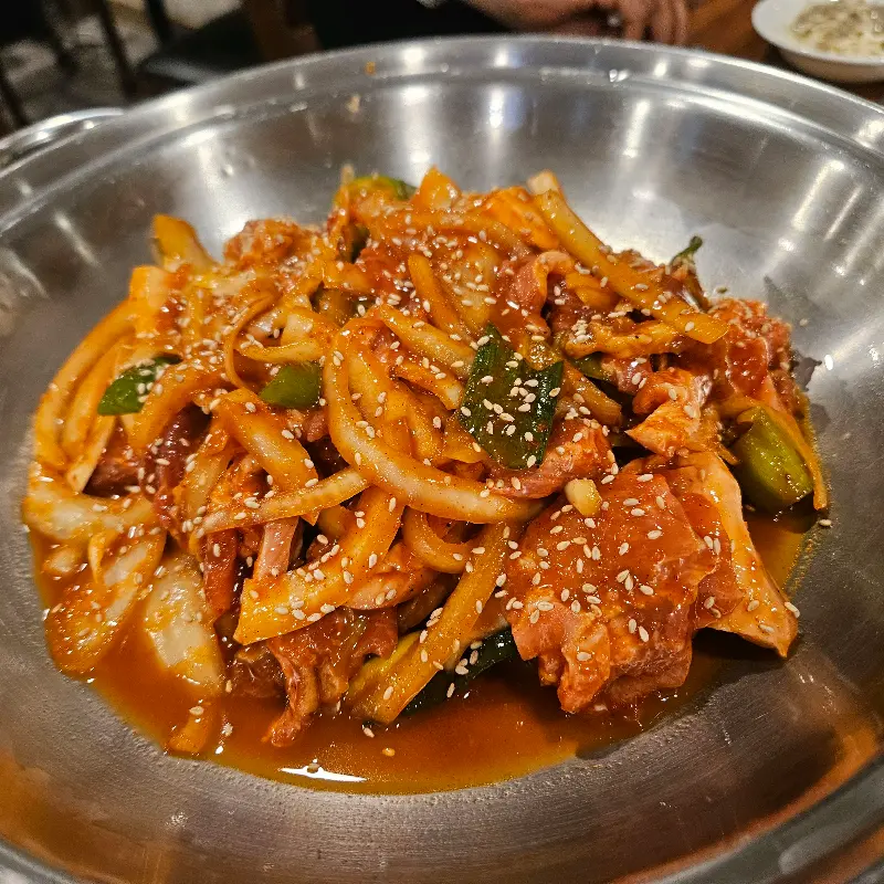 매콤한 양념에 윤기가 흐르는 돼지 두루치기 클로즈업