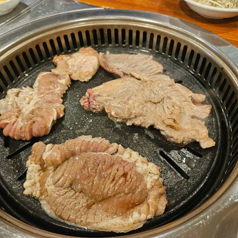 숯불에 구워진 돼지갈비