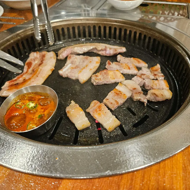 숯불 위에서 맛있게 익어가는 삼겹살