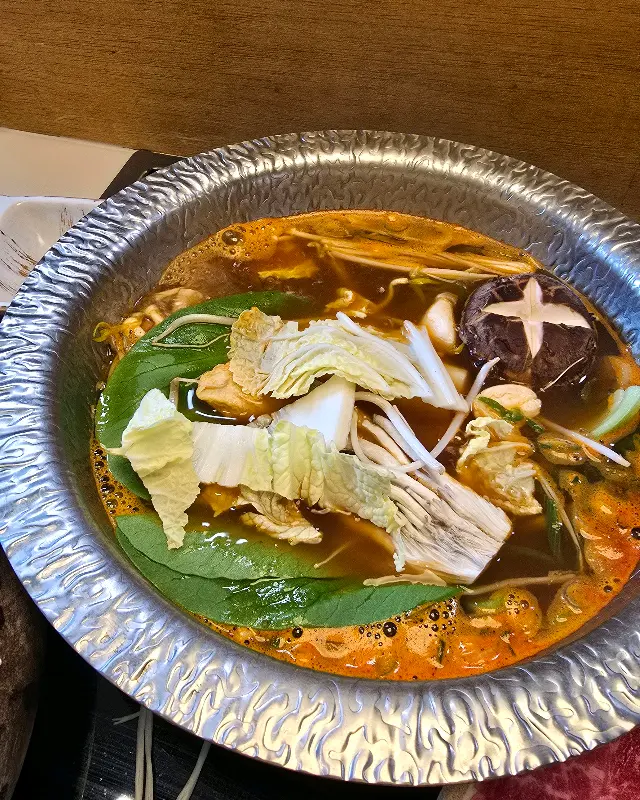 얼큰한 국물이 일품인 얼큰 샤브샤브