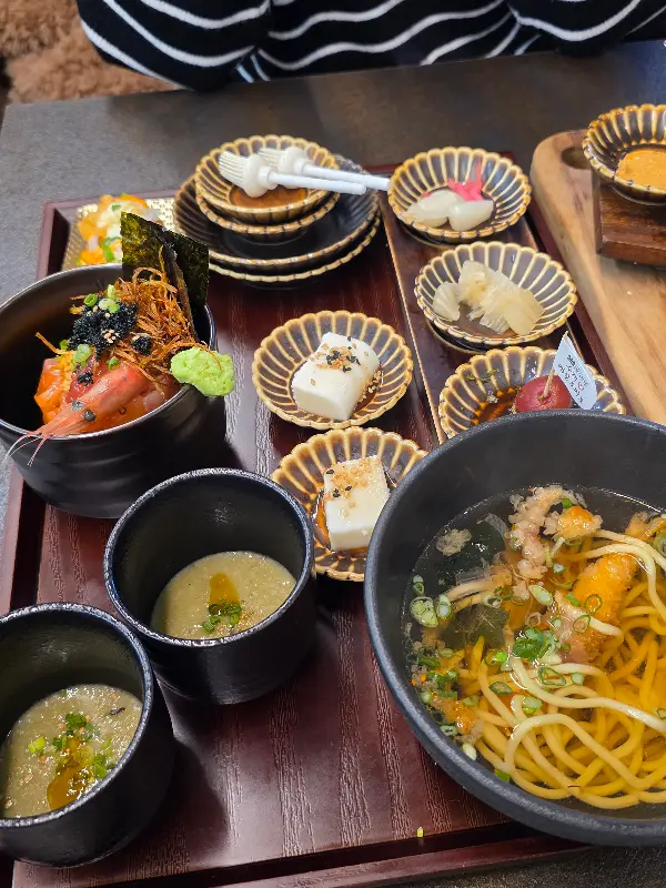 한 상 가득 차려진 모습