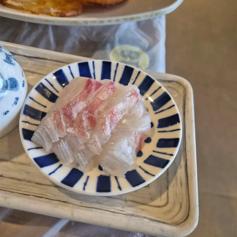 보기 좋게 담겨 나온 회