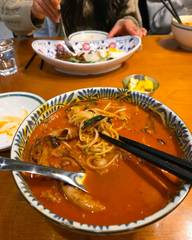 테이블 가득 차려진 음식들