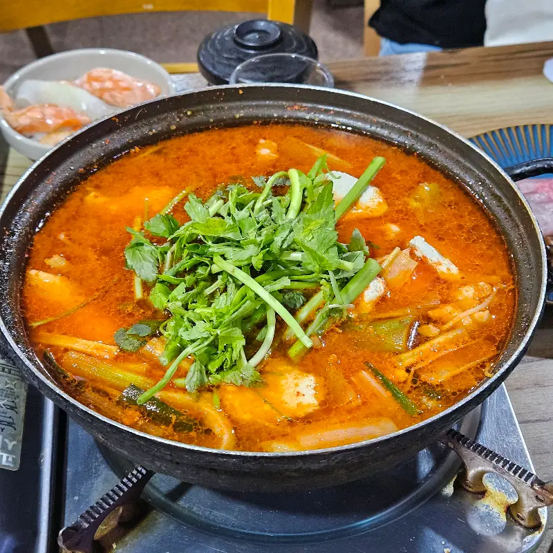 쑥갓이 듬뿍 올라간 매운탕