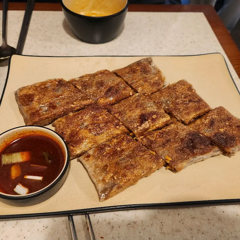 메밀전병을 찍어먹는 간장 소스