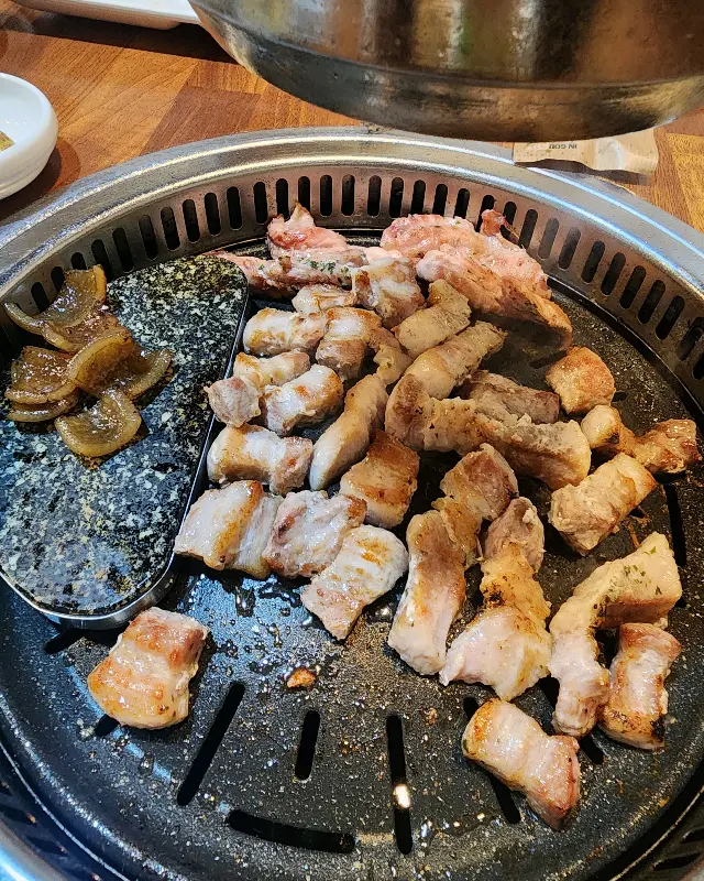 잘 구워진 삼겹살과 껍데기