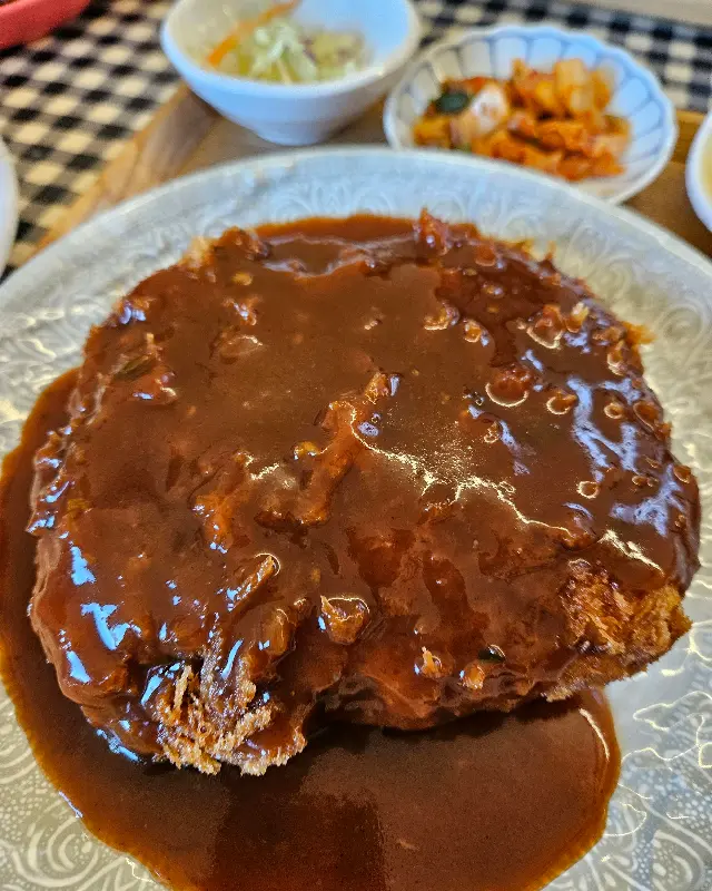 소스가 뿌려진 돈까스