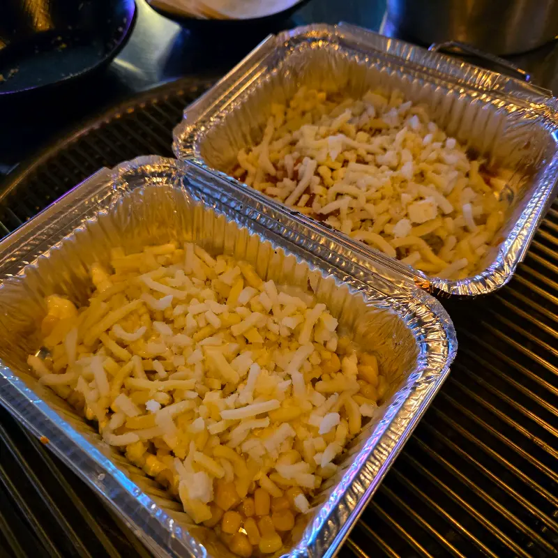 불판 위에서 녹아내리는 콘치즈