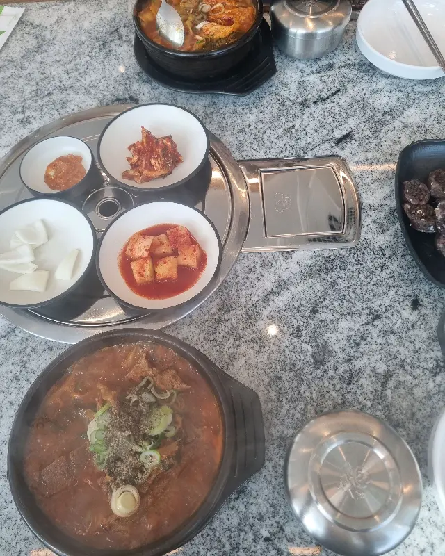 감자탕과 기본 반찬