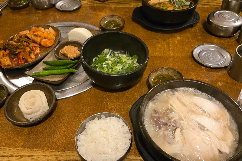 다채로운 반찬 구성