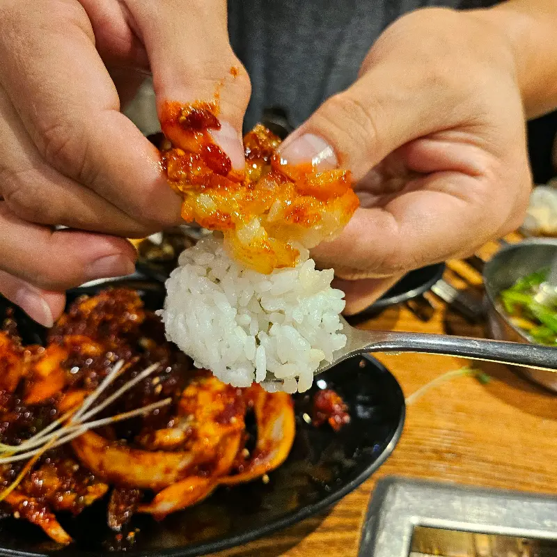 양념게장을 밥 위에 올려 먹는 모습