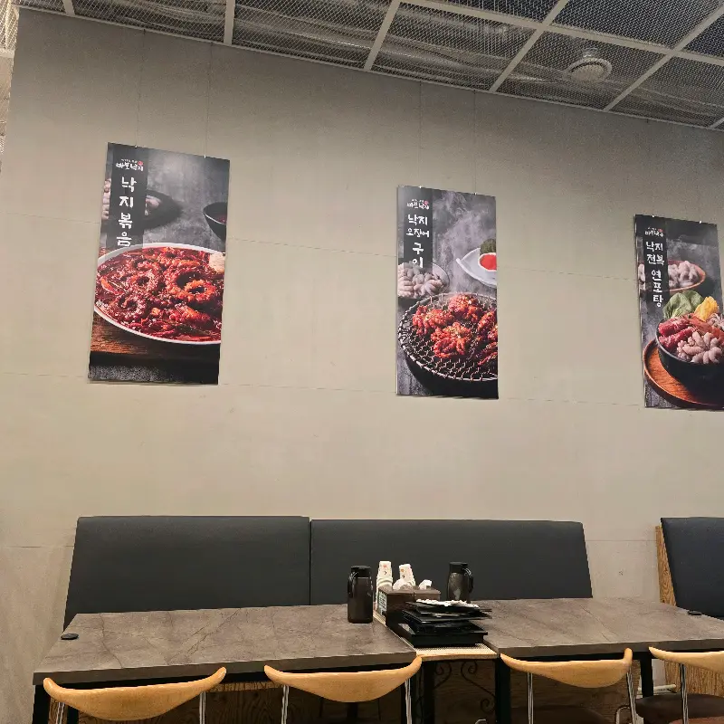 메뉴 사진이 걸려있는 벽면