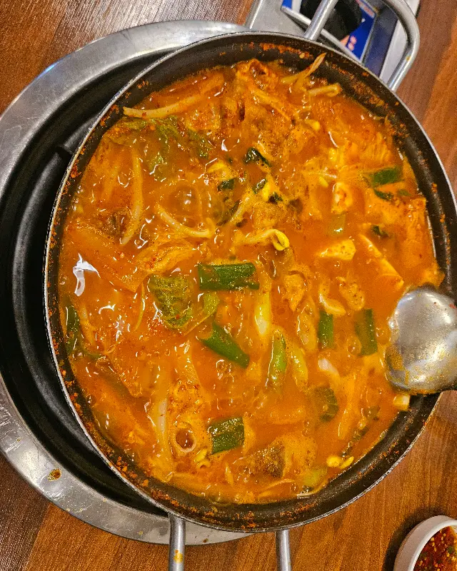 전골 냄비 안에서 맛있게 익어가는 곱창과 야채들