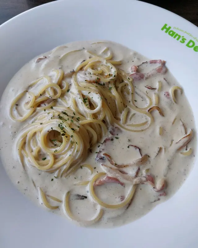 크림 소스가 듬뿍 뿌려진 파스타