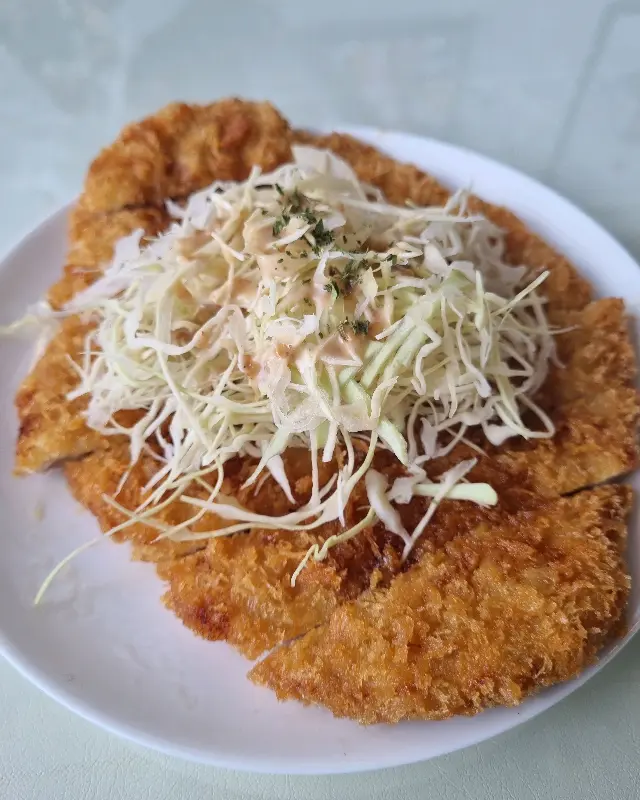 겉은 바삭하고 속은 촉촉한 돈까스