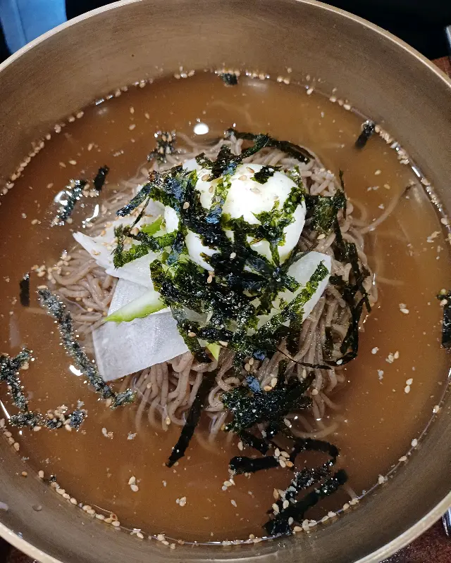 시원한 육수가 일품인 물막국수