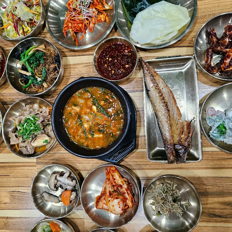 한 상 가득 차려진 반찬들