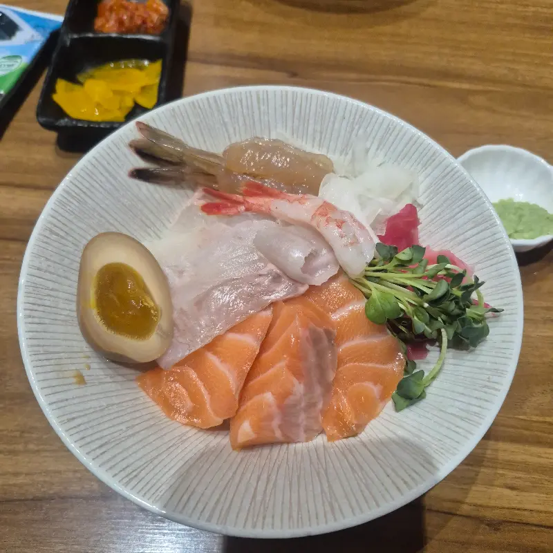 다채로운 맛을 한 번에! 떠먹는 모듬 초밥의 향연