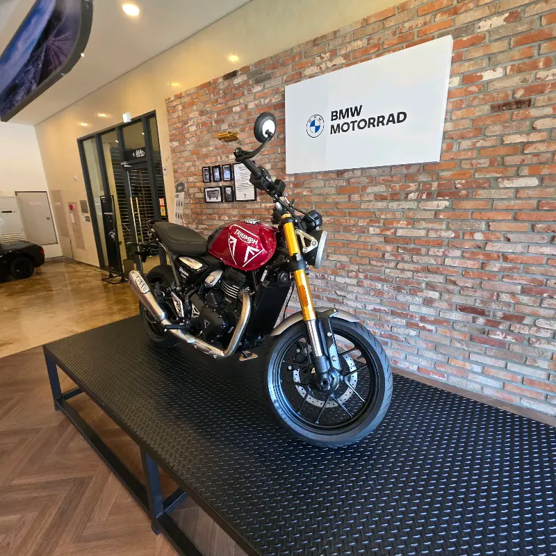 카페 내부 오토바이 전시