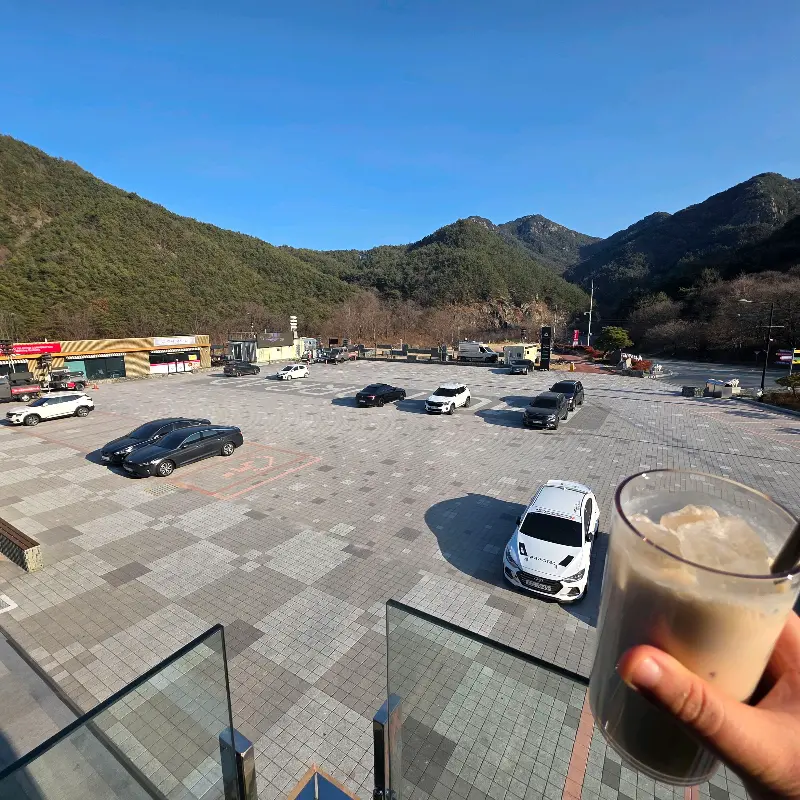 카페 외부 주차장