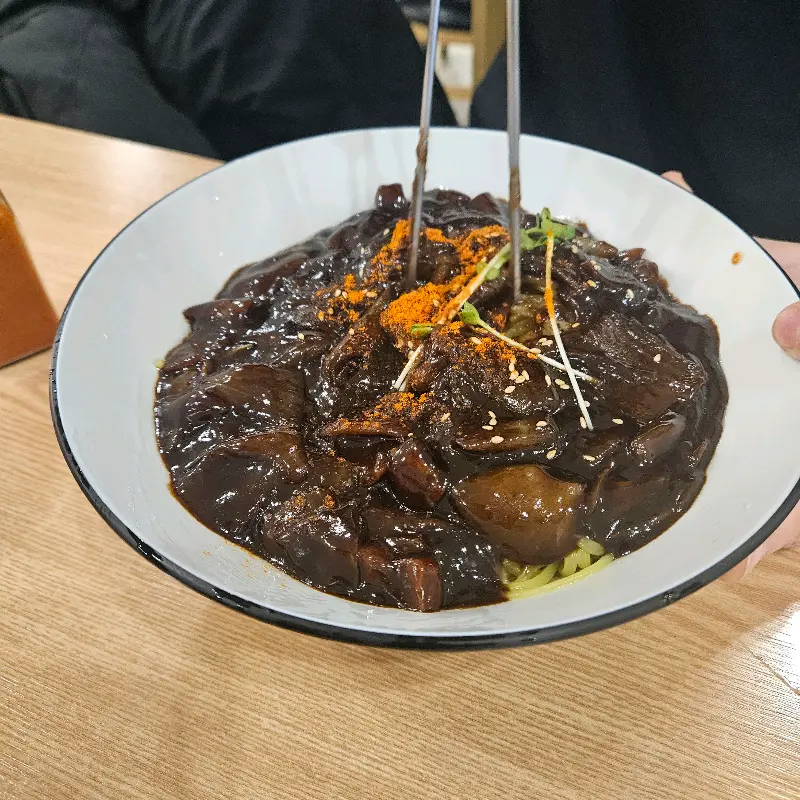 윤기가 흐르는 짜장면