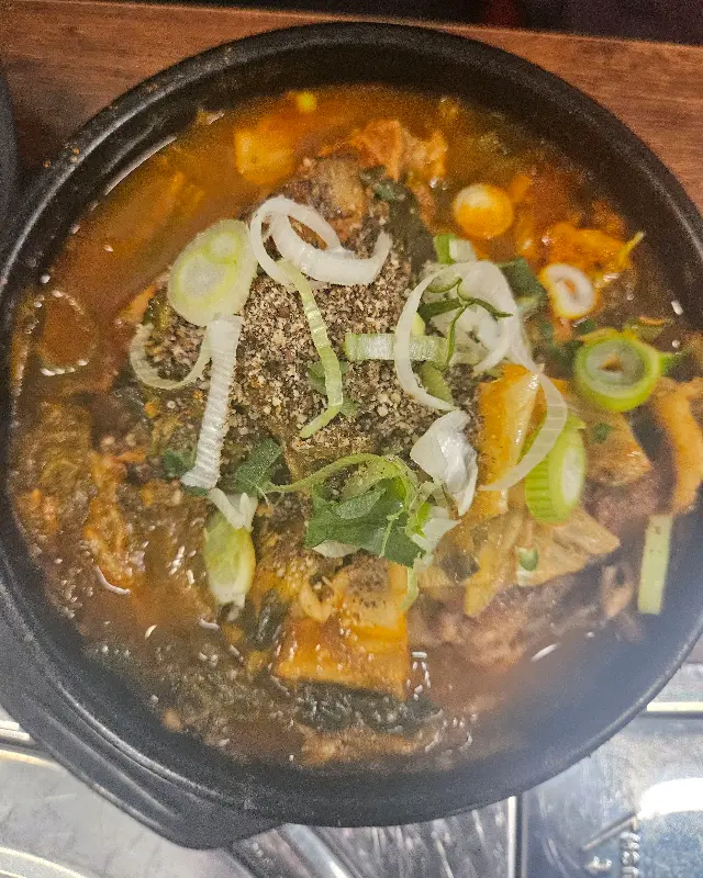 뜨끈한 뼈해장국 한 그릇