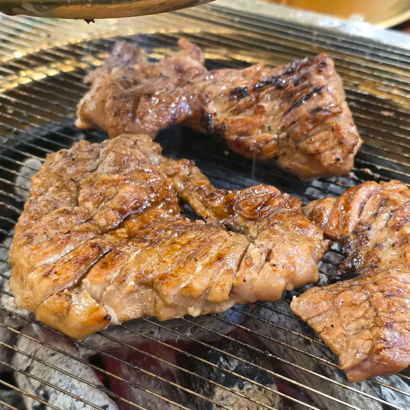 잘 구워진 돼지갈비
