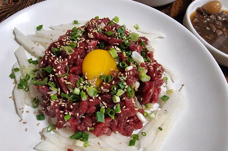 식당 내부 테이블의 모습